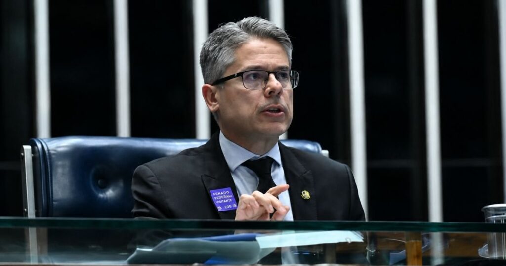 Senador Alessandro Vieira durante sessão no Senado Federal em meio à discussão sobre imunidade parlamentar em ação movida pela família de Alexandre de Moraes