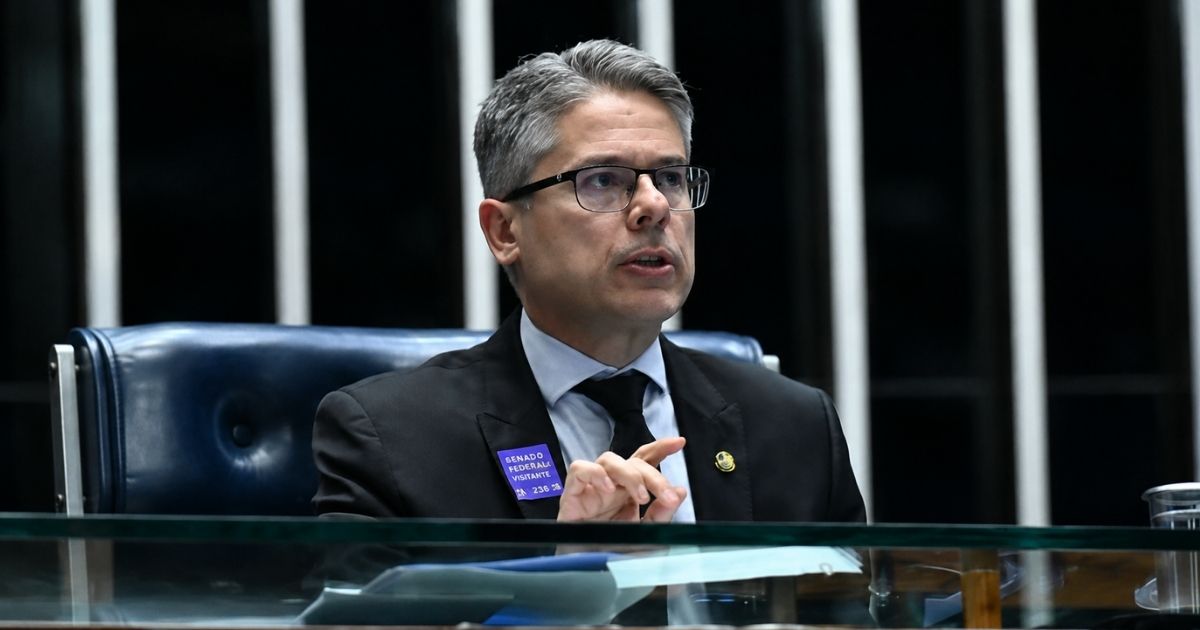 Senador Alessandro Vieira durante sessão no Senado Federal em meio à discussão sobre imunidade parlamentar em ação movida pela família de Alexandre de Moraes