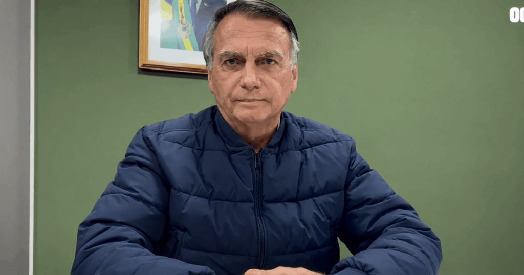 Jair Bolsonaro durante pronunciamento enquanto aguarda decisão do STF sobre a prorrogação da prisão domiciliar.