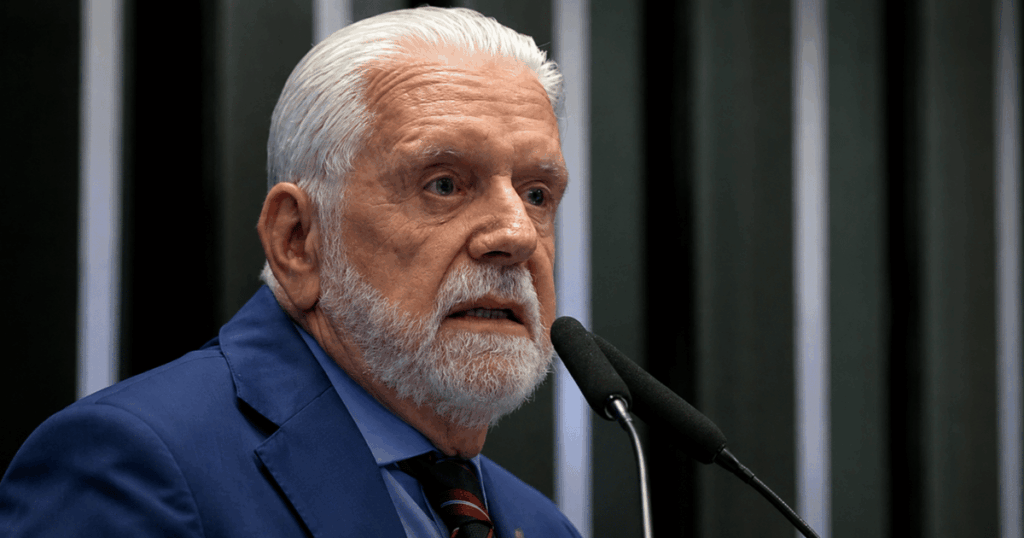 Jaques Wagner durante discurso no Senado em imagem sobre a mudança de estratégia de defesa no caso Banco Master investigado pela Polícia Federal.