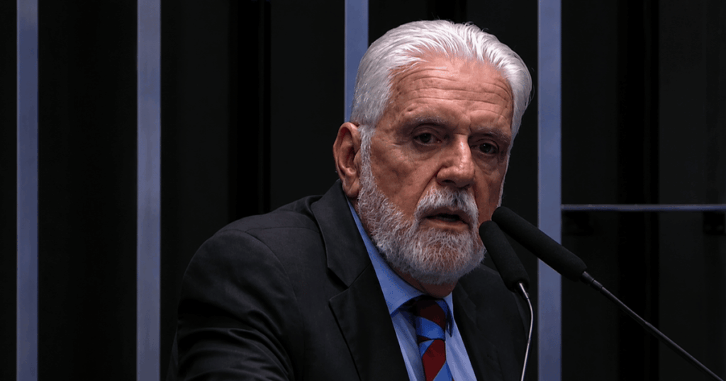 Jaques Wagner durante sessão no Senado Federal após ser citado na 9ª fase da Operação Compliance Zero, investigação da Polícia Federal sobre o caso Banco Master.