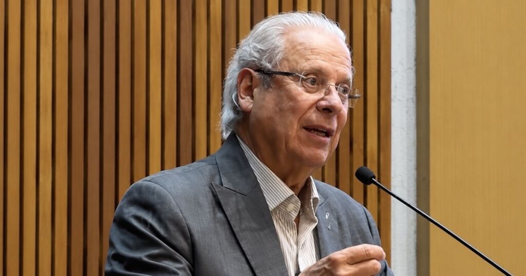 José Dirceu durante discurso em evento público após se tornar sócio do escritório Podval Advogados Associados, que atuou em sua defesa no Mensalão.