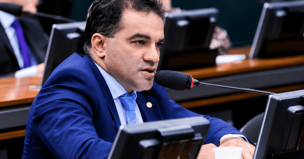 Deputado federal Josimar Maranhãozinho durante sessão na Câmara dos Deputados, alvo de nova operação da Polícia Federal após condenação do STF por corrupção.