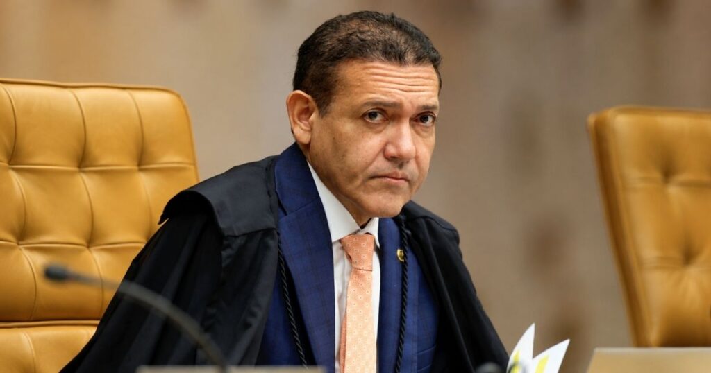 Kassio Nunes Marques durante sessão do Tribunal Superior Eleitoral que analisa suspensão da pesquisa AtlasIntel para as eleições de 2026.