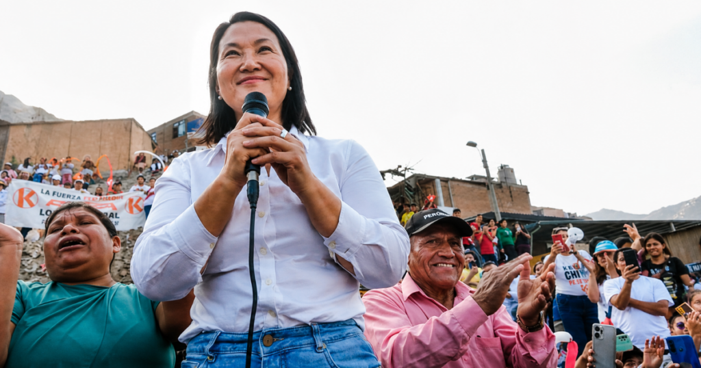 Keiko Fujimori durante ato de campanha no Peru enquanto lidera a reta final da apuração da eleição presidencial de 2026.