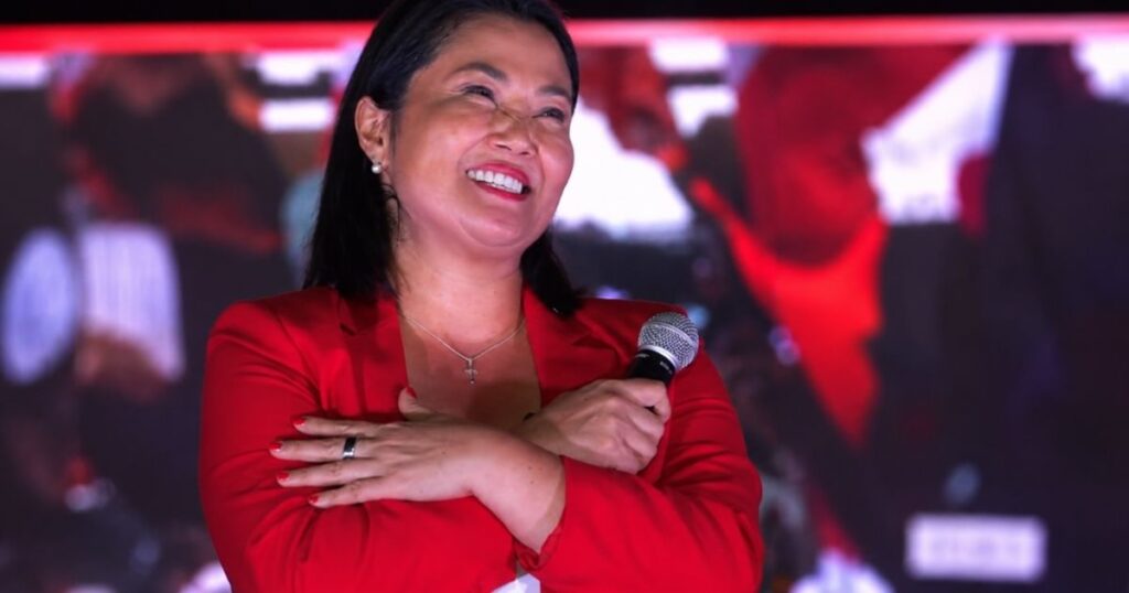 Keiko Fujimori durante evento de campanha enquanto amplia vantagem sobre Roberto Sánchez na apuração das eleições presidenciais do Peru em 2026.