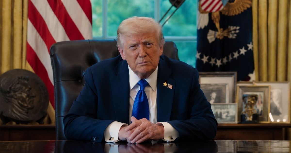Donald Trump em escritório oficial após governo Lula atribuir a opositores brasileiros nos EUA a ameaça de tarifa de 25% contra produtos do Brasil.