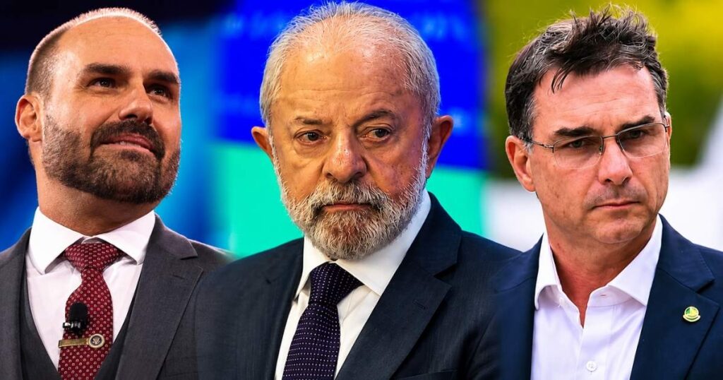 Montagem com Lula ao centro, Eduardo Bolsonaro à esquerda e Flávio Bolsonaro à direita durante debate sobre a tarifa de 25% proposta pelos Estados Unidos contra produtos brasileiros.