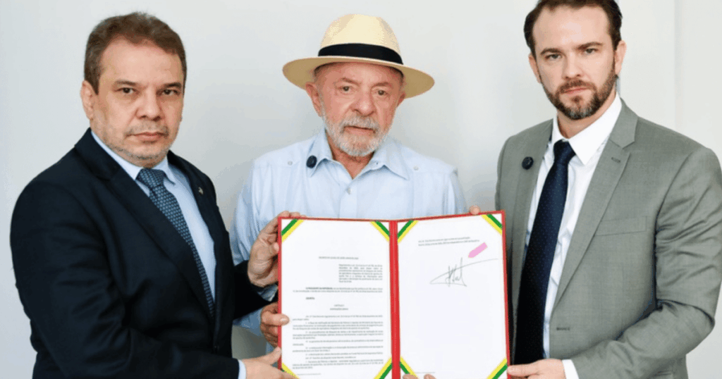 Presidente Lula ao centro, ao lado de autoridades, segurando documento assinado relacionado ao combate às apostas ilegais e ações de segurança pública.