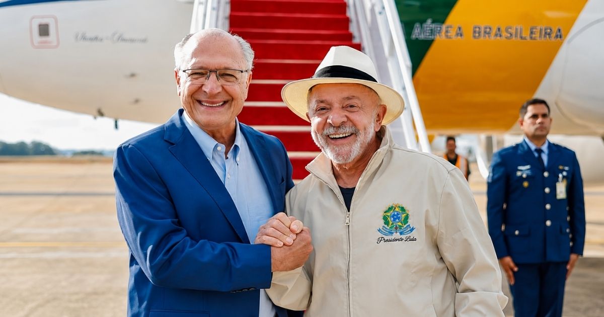 Presidente Lula cumprimenta autoridade estrangeira ao desembarcar para participar da cúpula do G7 na França, onde defenderá financiamento para países em desenvolvimento e criticará barreiras comerciais.