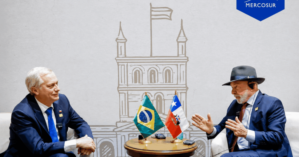 Presidente Luiz Inácio Lula da Silva durante reunião bilateral com o presidente do Chile, José Antonio Kast, na 68ª Cúpula do Mercosul, em Assunção, Paraguai.