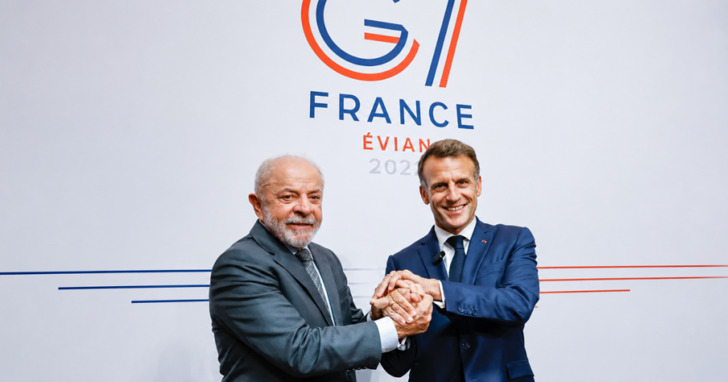 Presidente Luiz Inácio Lula da Silva e o presidente francês Emmanuel Macron durante encontro na cúpula do G7 em Évian, na França.