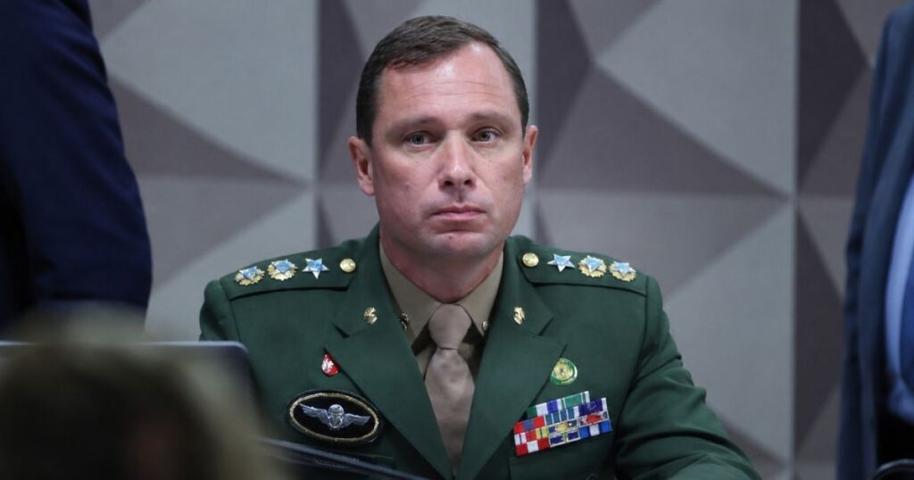 Mauro Cid durante audiência pública enquanto STF analisa pedido de extinção da pena com contagem de medidas cautelares.