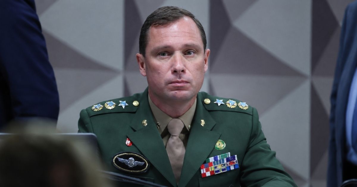 Mauro Cid durante audiência pública enquanto STF analisa pedido de extinção da pena com contagem de medidas cautelares.