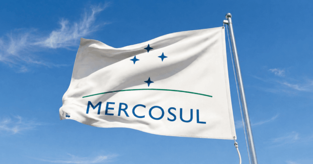 Bandeira oficial do Mercosul hasteada durante cobertura sobre a cúpula do bloco, que debate apoio à Venezuela e novos acordos comerciais.