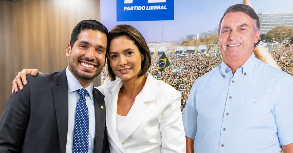 Michelle Bolsonaro e André Fernandes posam ao lado de imagem de Jair Bolsonaro em evento do PL no Ceará.