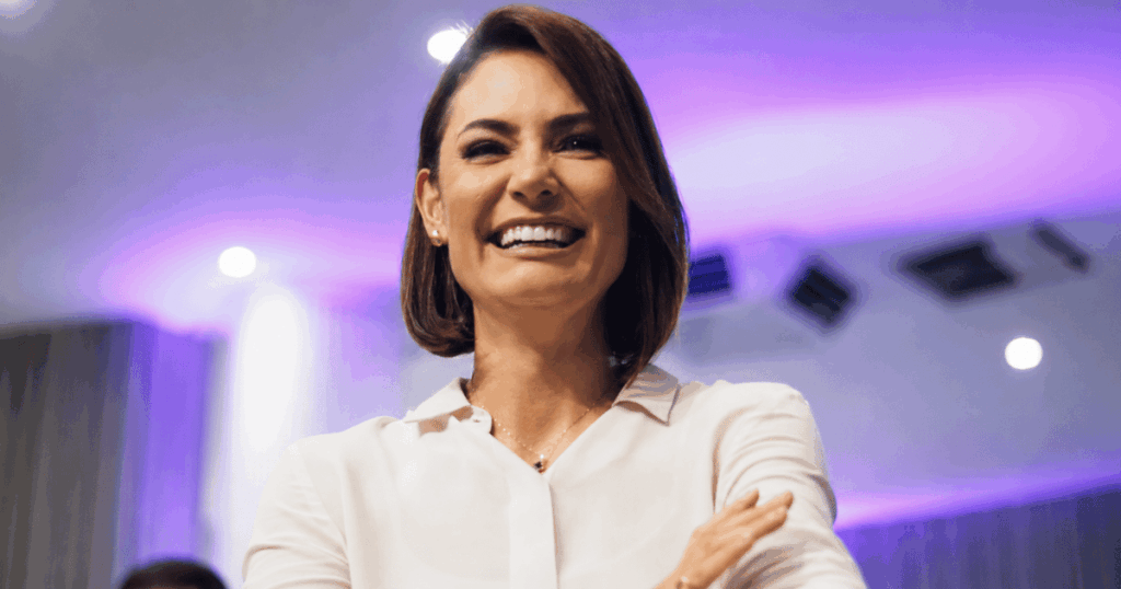 Michelle Bolsonaro sorri durante evento após publicar mensagem negando briga com Flávio Bolsonaro e defendendo união do PL para as eleições de 2026.
