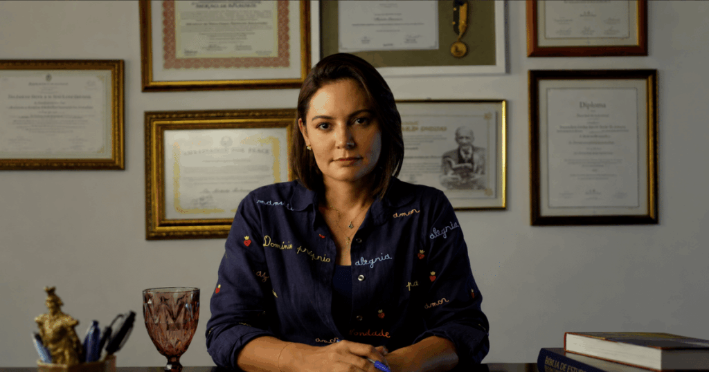 Michelle Bolsonaro durante pronunciamento em vídeo no qual relata desentendimento com Flávio Bolsonaro sobre a estratégia eleitoral do PL.