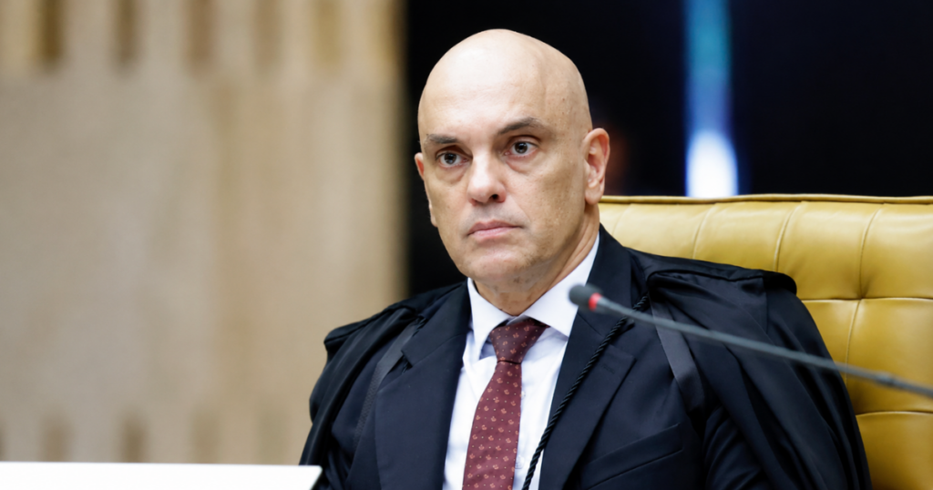 Alexandre de Moraes durante sessão do STF após decisão que manteve o julgamento de Eduardo Bolsonaro na Primeira Turma.
