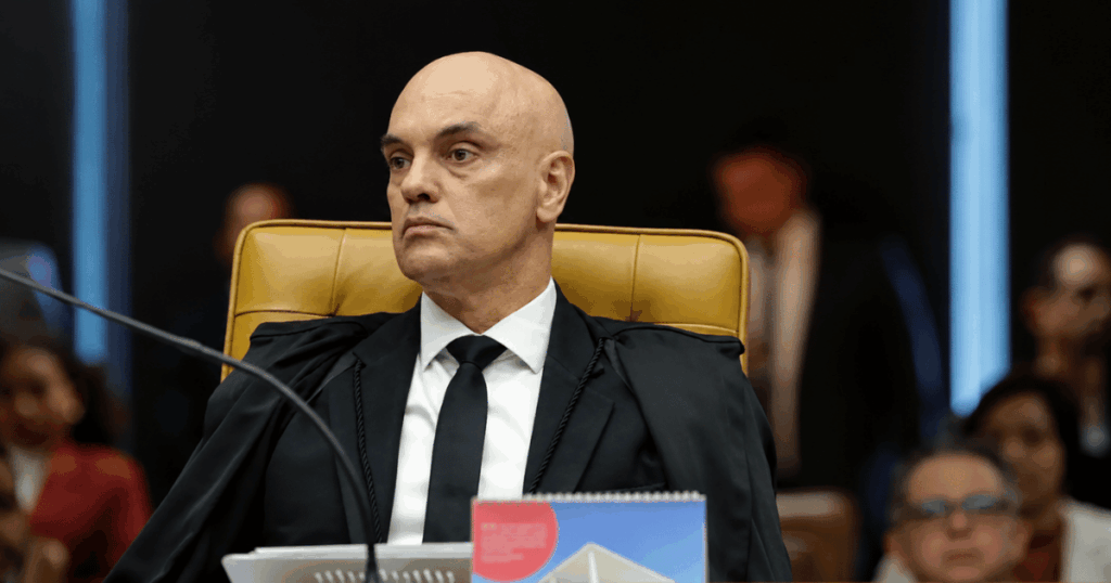 Alexandre de Moraes durante sessão do STF após determinar manifestação da PGR sobre possível falta grave de Jair Bolsonaro no caso da arma apreendida.