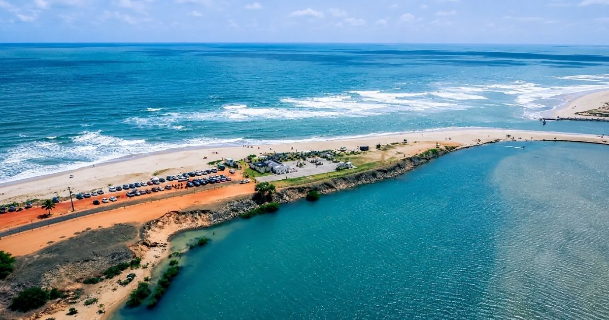 Vista aérea da Sabiaguaba, em Fortaleza, mostrando a faixa de areia entre o mar e o rio, área onde o Decon aplicou multa à Cofeco por cobrança considerada irregular para acesso a espaços públicos.