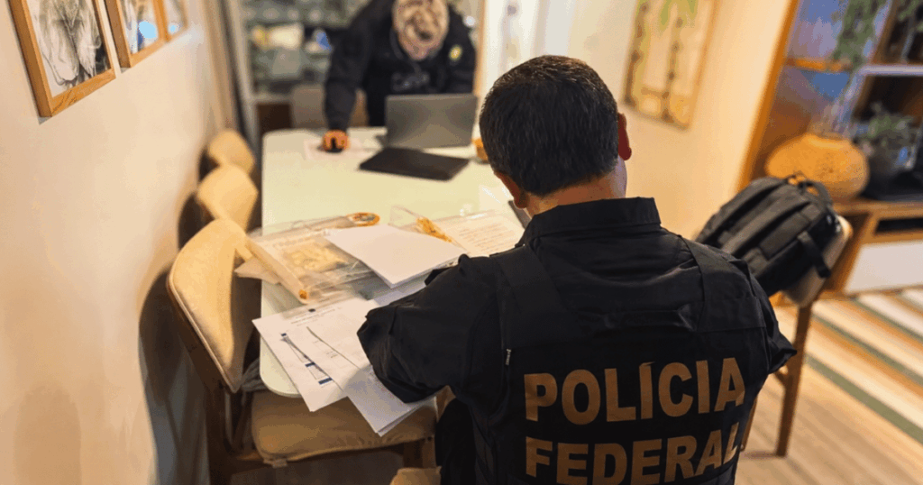 Agentes da Polícia Federal cumprem mandado de busca e apreensão durante nova fase da Operação Compliance Zero, que investiga suspeitas de irregularidades ligadas ao Banco Master.
