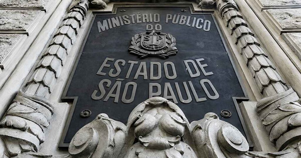 Fachada do Ministério Público de São Paulo durante operação que investiga suspeita de infiltração do PCC e acesso indevido a informações sigilosas.