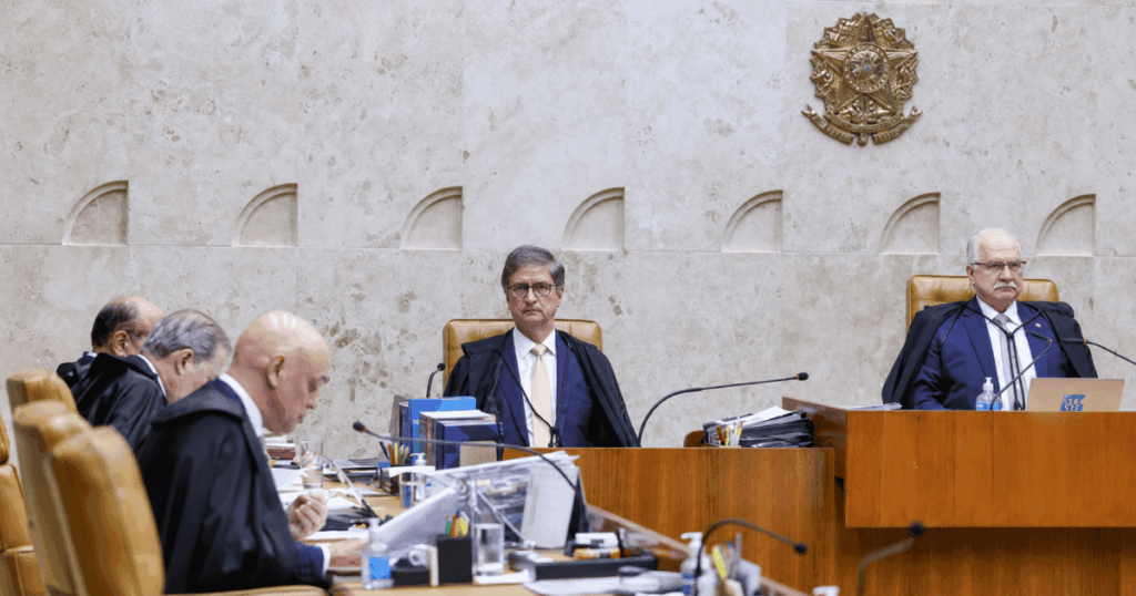 Ministros do Supremo Tribunal Federal durante sessão de julgamento que analisou recursos sobre os penduricalhos, com voto para liberar parte das verbas indenizatórias antigas e manter restrições a novos benefícios.