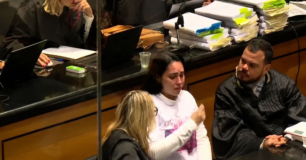 Monique Medeiros se emociona durante julgamento do caso Henry Borel no Tribunal do Júri do Rio de Janeiro.
