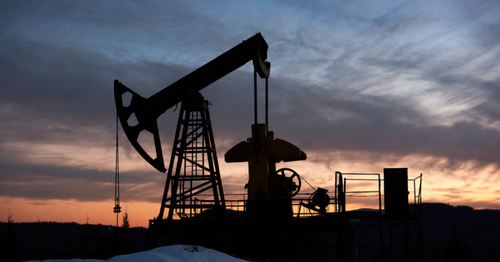 Bomba de extração de petróleo ao pôr do sol após queda dos preços do barril com trégua entre Irã e Israel.