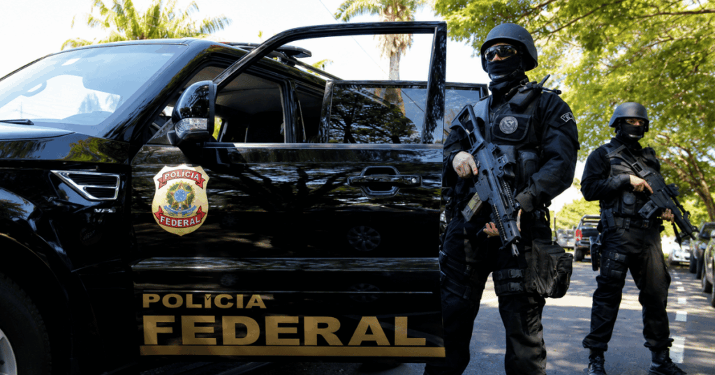 Policiais federais durante operação que resultou no indiciamento da cúpula da ANM em investigação sobre mineração ilegal na Serra do Curral.
