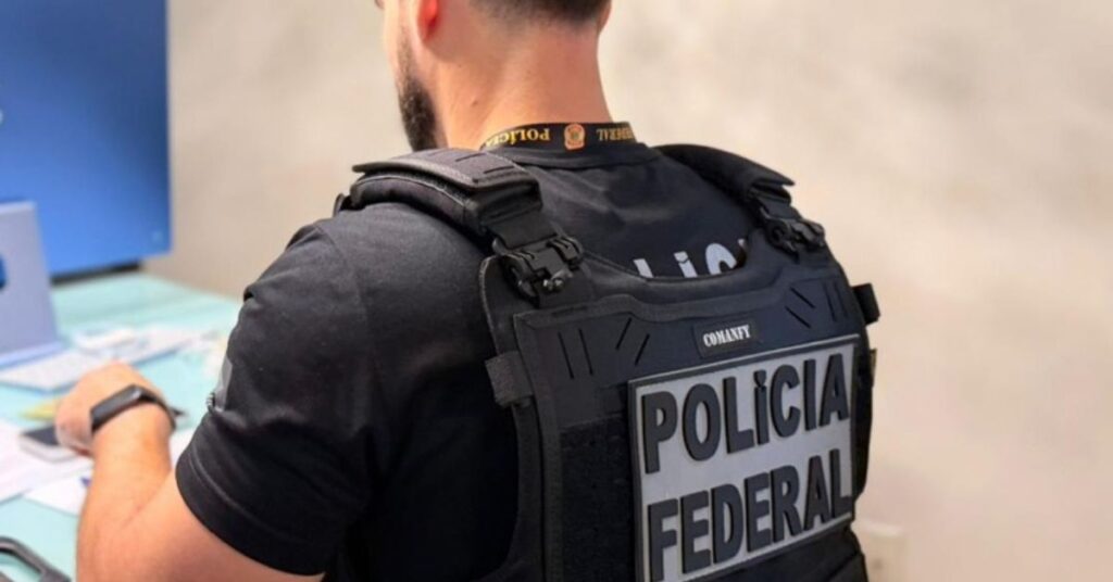 Agente da Polícia Federal durante operação que investiga aplicação de verba previdenciária ligada ao Banco Master em Paulista