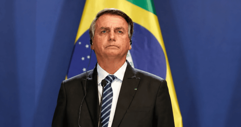 Jair Bolsonaro durante evento oficial. A imagem ilustra a reavaliação da prisão domiciliar do ex-presidente pelo ministro Alexandre de Moraes no STF.