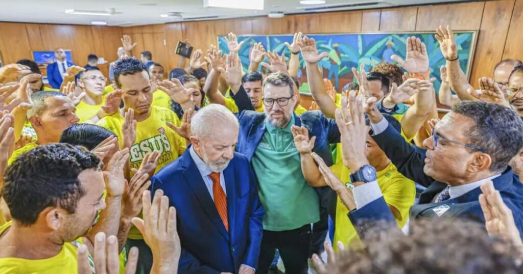 Presidente Luiz Inácio Lula da Silva durante momento de oração com lideranças e fiéis evangélicos em encontro promovido por representantes religiosos em Brasília.