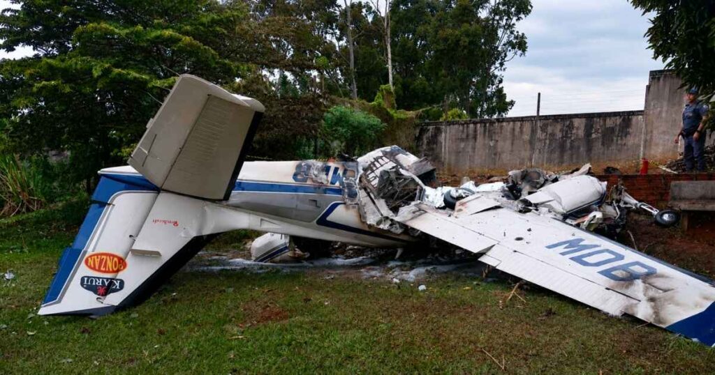 Destroços de avião de pequeno porte que caiu após decolagem em Marília, no interior de São Paulo, deixando dois mortos e um sobrevivente.
