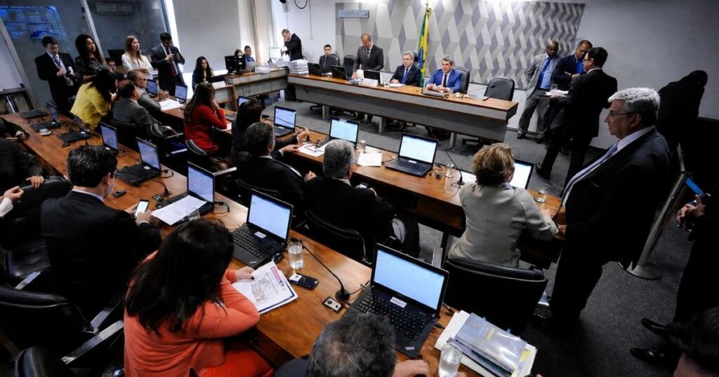 Reunião da Comissão de Constituição e Justiça da Câmara dos Deputados durante debate sobre a proposta de redução da maioridade penal de 18 para 16 anos.