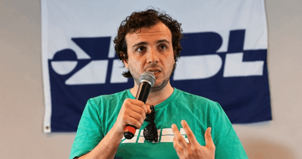 Renan Santos sofre derrota na Justiça e mantém publicações em circulação