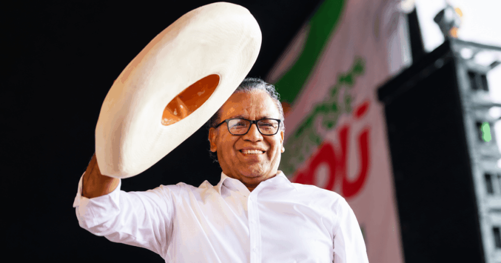 Roberto Sánchez participa de ato político enquanto contesta o resultado da eleição presidencial no Peru
