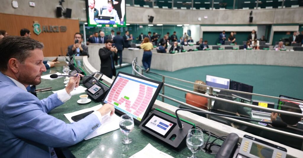 Romeu Aldigueri conduz votação do Código de Ética da Alece no plenário