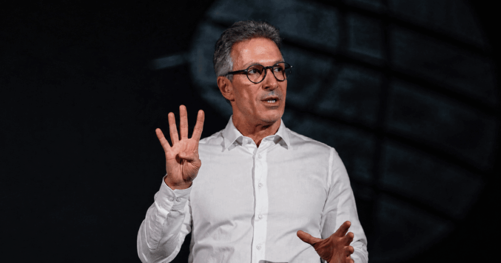 Romeu Zema durante evento público após divulgação de benefício fiscal de R$ 2,28 milhões concedido à Eletrozema pelo governo de Minas Gerais.