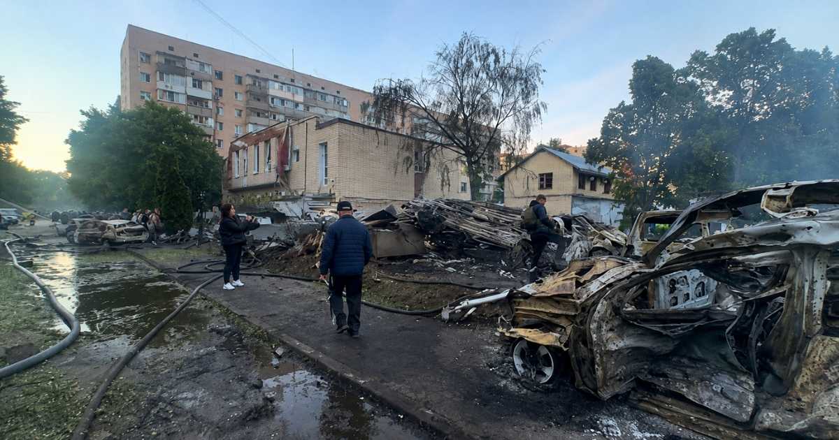 Destruição causada por ataque russo em área residencial da Ucrânia após ofensiva com drones e mísseis que atingiu Kiev e outras regiões do país.