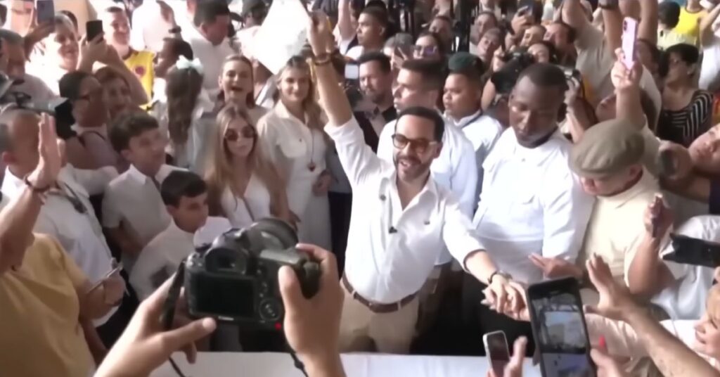 Abelardo de la Espriella cumprimenta apoiadores após pré-contagem da eleição presidencial colombiana que levou ao segundo turno na Colômbia