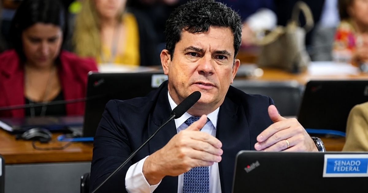 Sergio Moro durante sessão no Senado Federal em imagem usada em reportagem sobre liderança na pesquisa para o Governo do Paraná em 2026.
