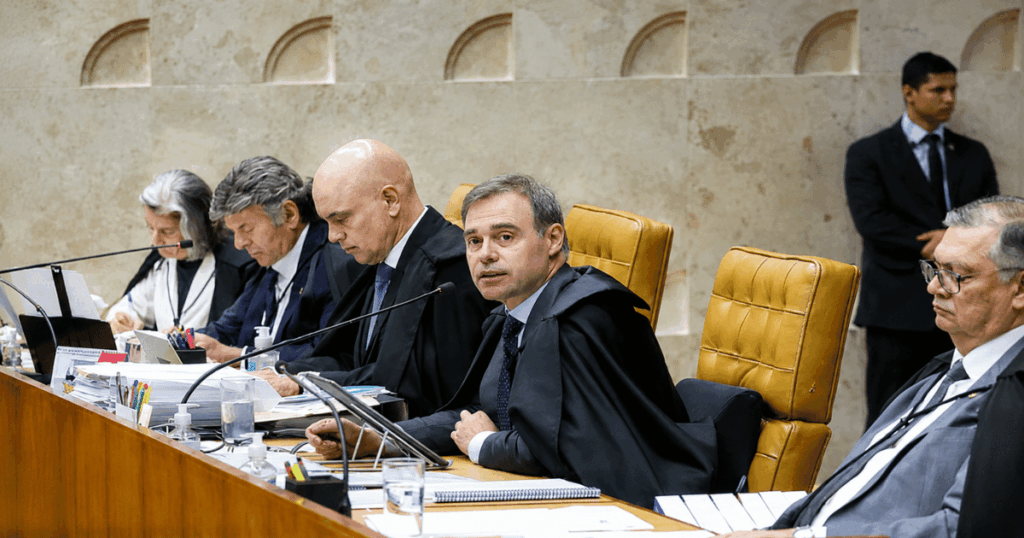 Ministros do Supremo Tribunal Federal durante sessão que consolidou o fim da aposentadoria compulsória como punição disciplinar para juízes.