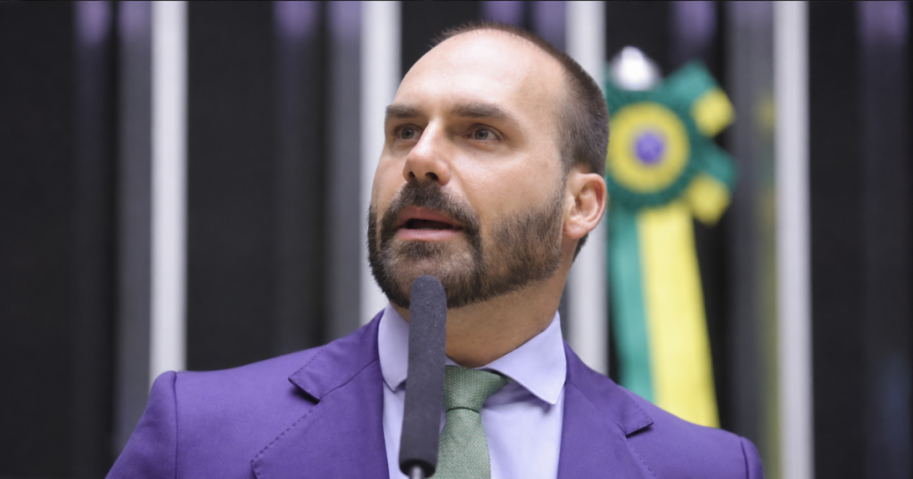 Eduardo Bolsonaro durante discurso na Câmara dos Deputados; ex-deputado foi condenado pela Primeira Turma do STF por coação no curso do processo.