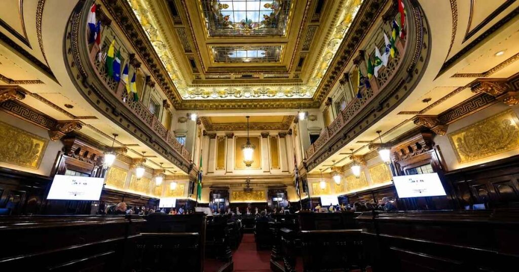 Plenário do Tribunal de Justiça de São Paulo durante sessão, em imagem que ilustra debate sobre supersalários do Judiciário e teto constitucional.