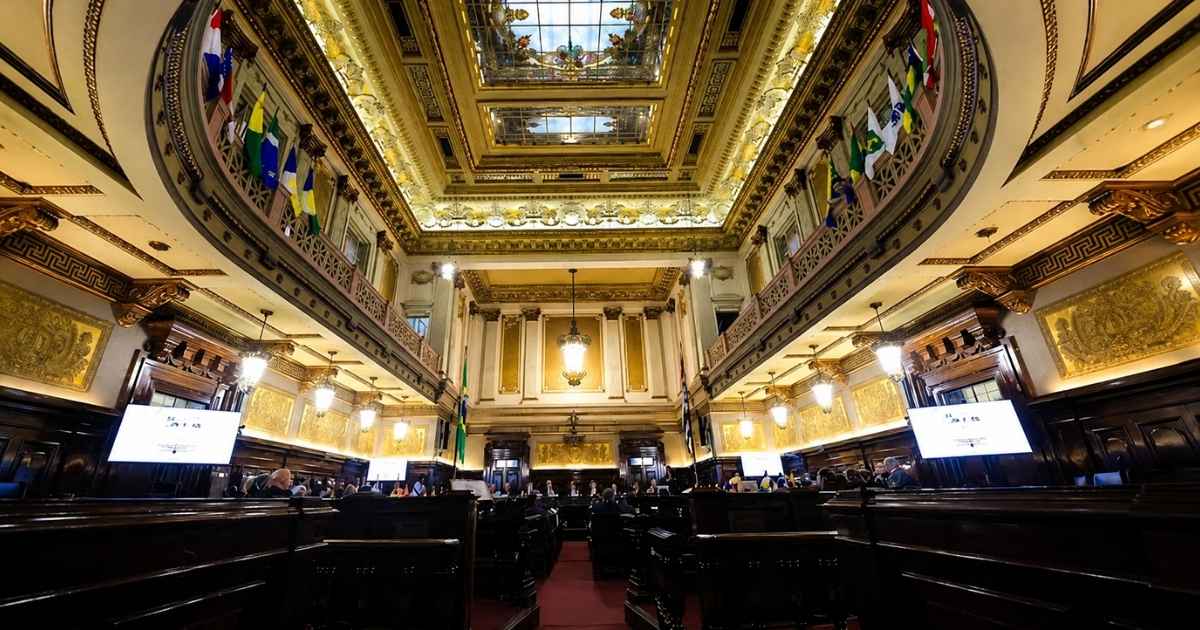Plenário do Tribunal de Justiça de São Paulo durante sessão, em imagem que ilustra debate sobre supersalários do Judiciário e teto constitucional.