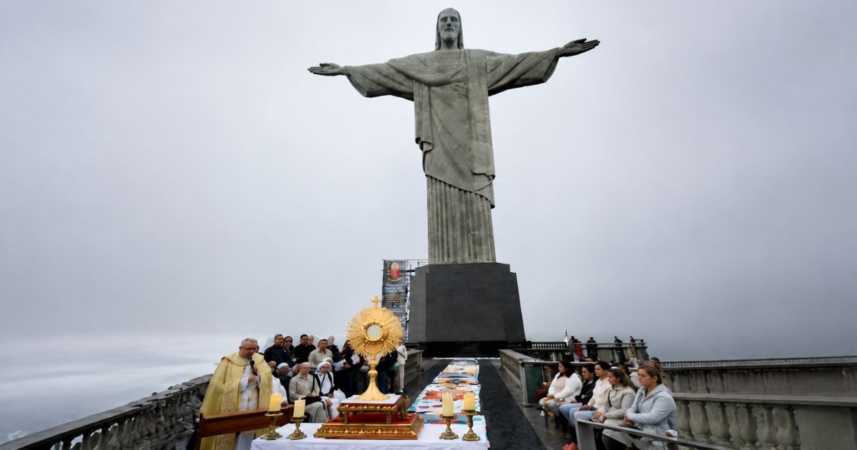 Celebração de Corpus Christi no Cristo Redentor com tapete sustentável feito de retalhos de tecido no alto do Corcovado, no Rio de Janeiro.