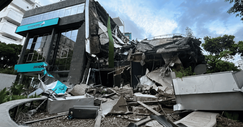 Prédio desabado após terremoto na Venezuela em Caracas, com grande destruição causada pelos tremores de magnitude 7,5.