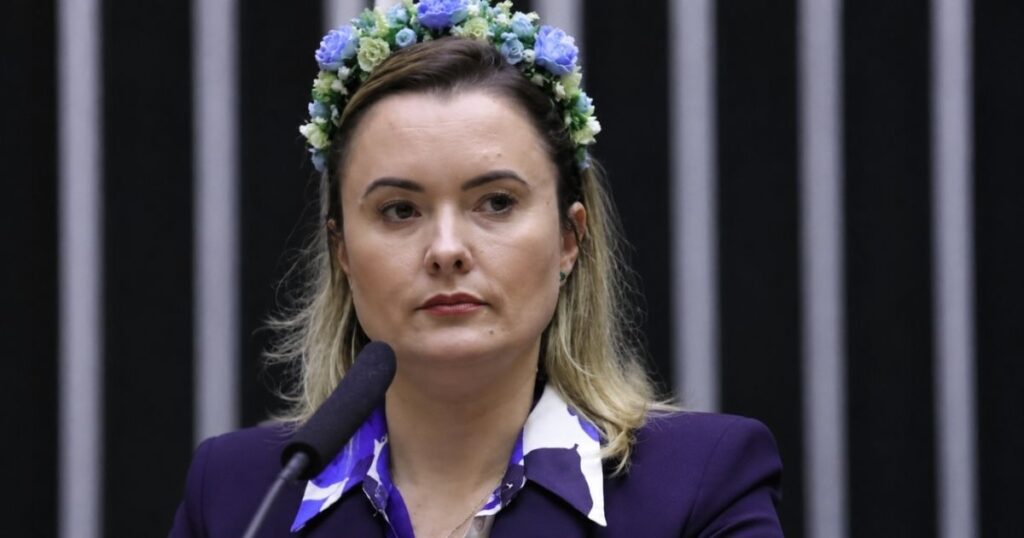 Deputada federal Júlia Zanatta durante pronunciamento na Câmara dos Deputados após decisão do TRE-SC que determinou remoção de posts nas redes sociais.
